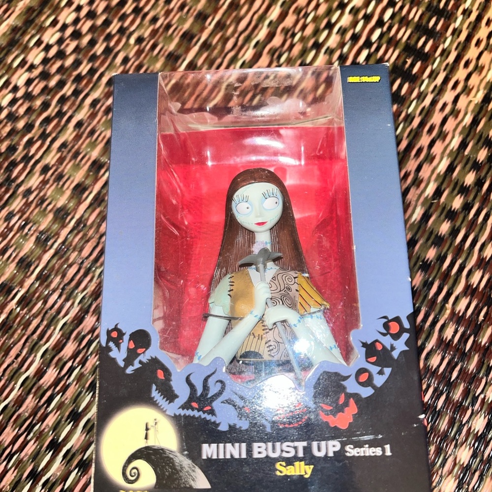 Disney Sally Mini Bust Up Series 1 Figurine - Blue, Red, Black, Brown
